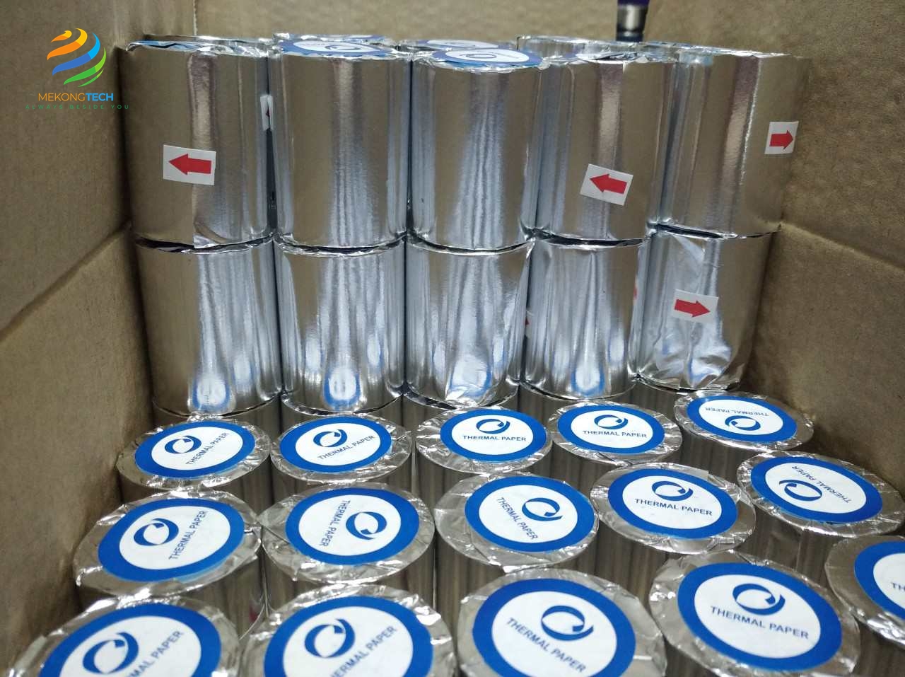 Giấy in nhiệt k57x38 giá tận xưởng được đóng thùng 100 cuộn giúp quý khách hàng sử dụng được lâu hơn,rẻ hơn, tiết kiệm hơn